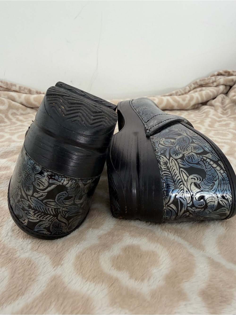 Dansko Women's Metallic Black Floral Clogs 38 - Picture 7 of 7